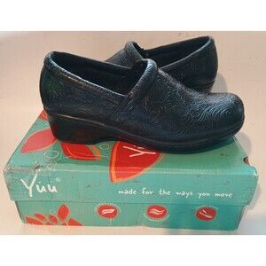 YUU Womens Bethanee  Sz 10 M Black  Slip On Clog Floral Embossed